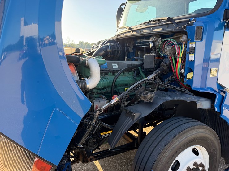 2015-volvo-vnl42t300-image-9