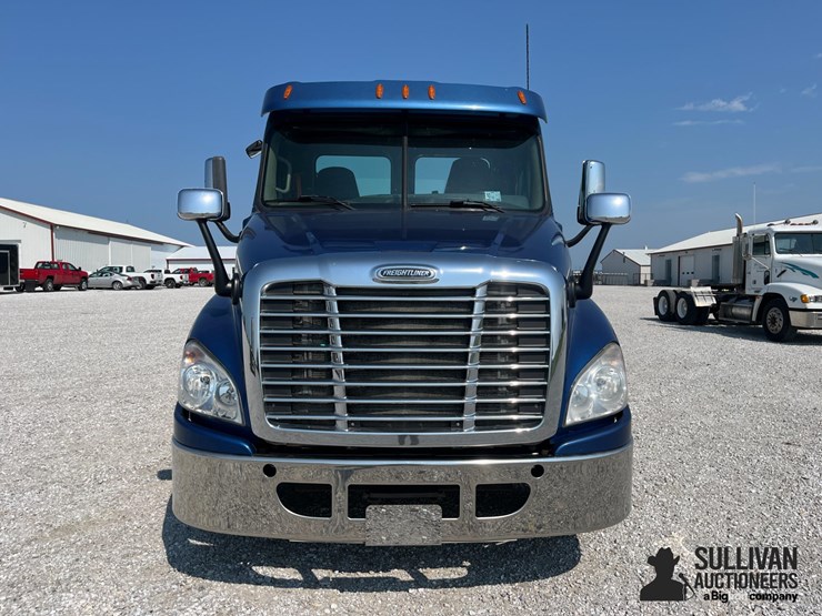 2015-freightliner-cascadia-125-image-2