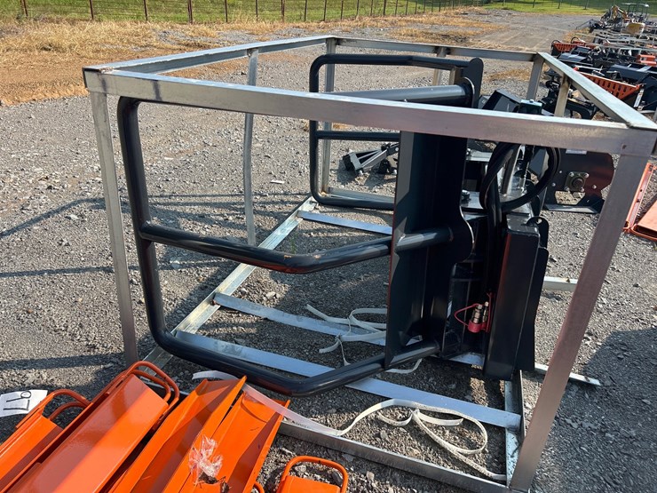 #95-•-skid-steer-hydraulic-bale-squeeze-image-3
