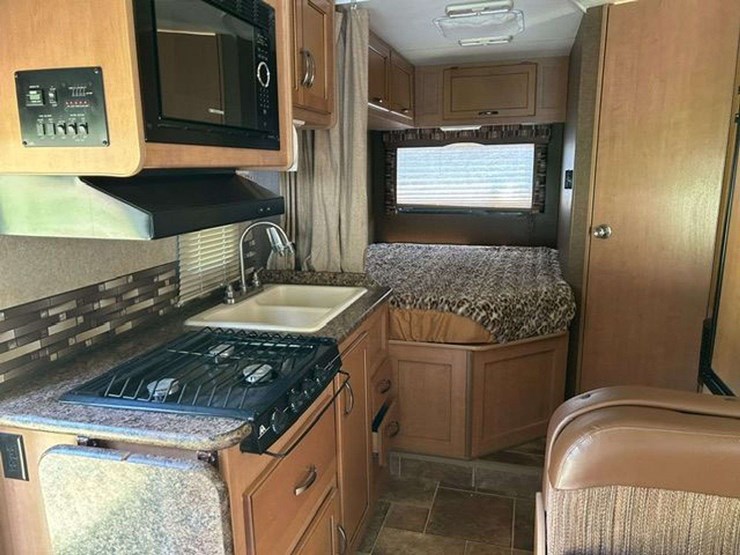 2015-ford-e350-image-15