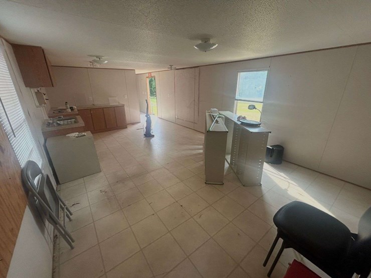 2005-fleetwood-14-x-60-mobile-home-image-13