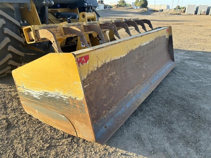 2020-deere-210l-image-21