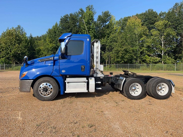 2021-freightliner-cascadia-truck-image-1