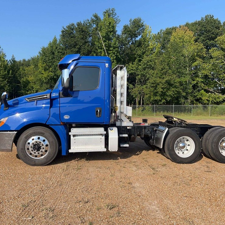 2021 FREIGHTLINER Cascadia Truck