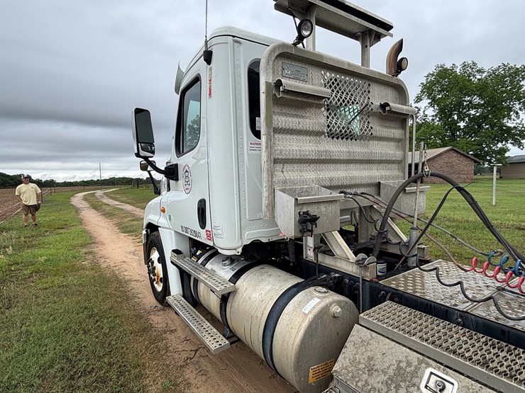 2016-freightliner-cascadia-image-4