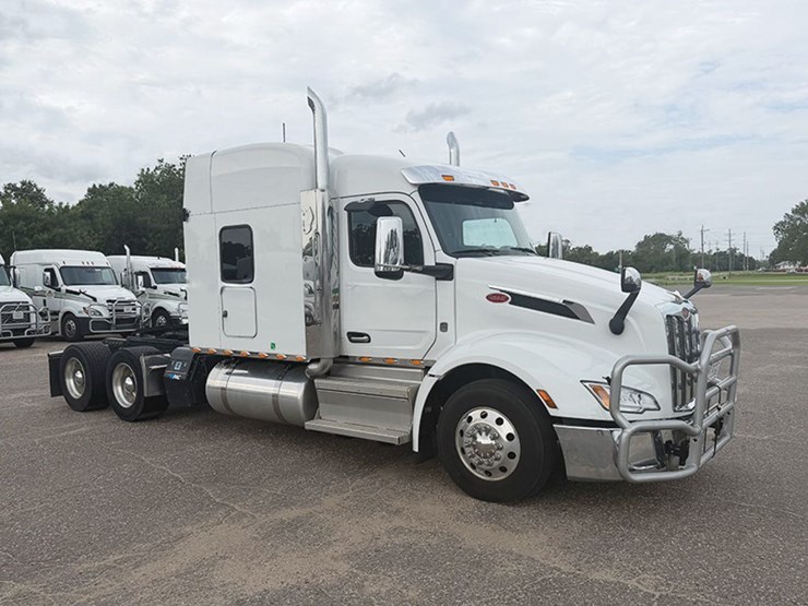 2025-peterbilt-579-image-1