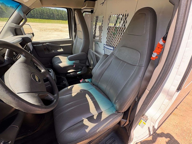 2018-chevrolet-express-2500-image-13