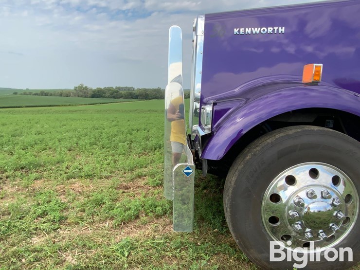 2025-kenworth-w900-image-13