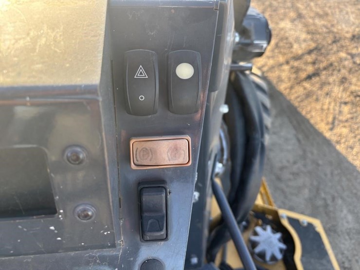 2020-deere-210l-image-37