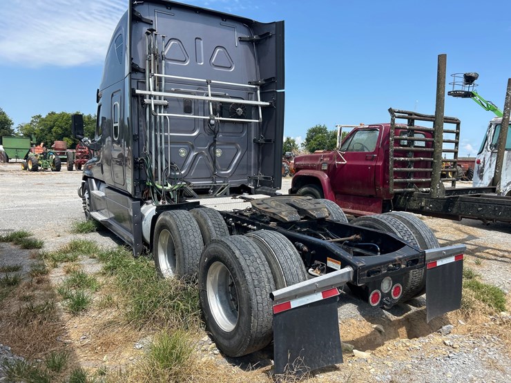 2015-freightliner-cascadia-125-image-4