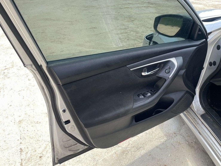 2015-nissan-altima-sv-4-door-sedan-(163,832-miles)-image-9