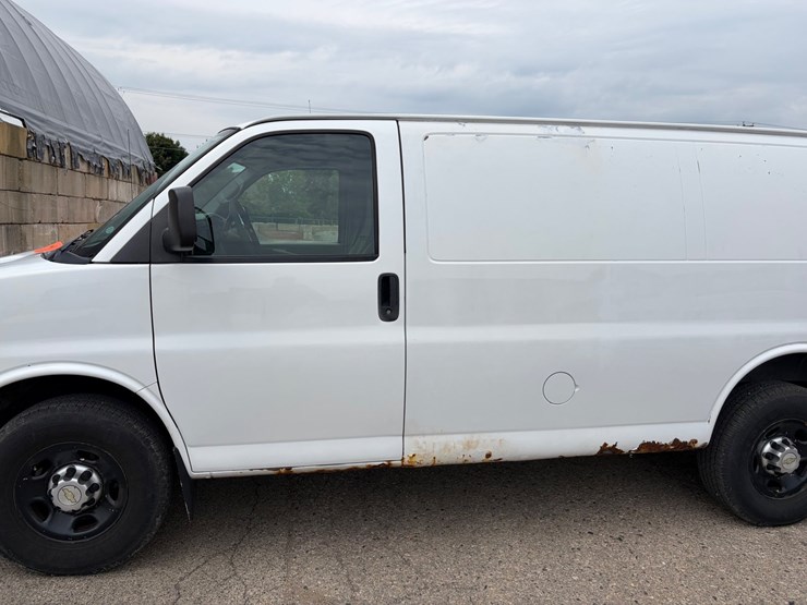 #8371-•-2011-chevrolet-cargo-van-(has-wi-title)-image-7