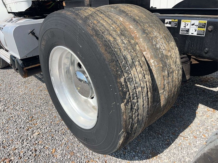2019-kenworth-t8-series-dump-truck-image-23