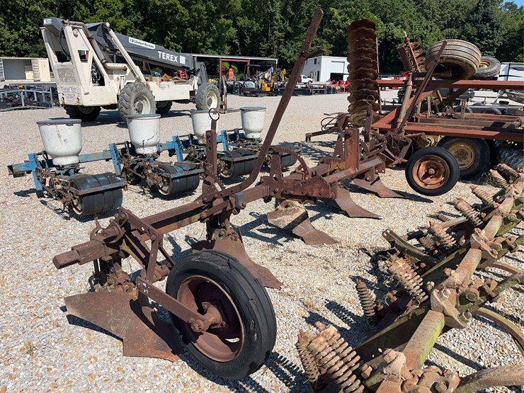 4-row-3pt-buster-with-gauge-wheels-image-1