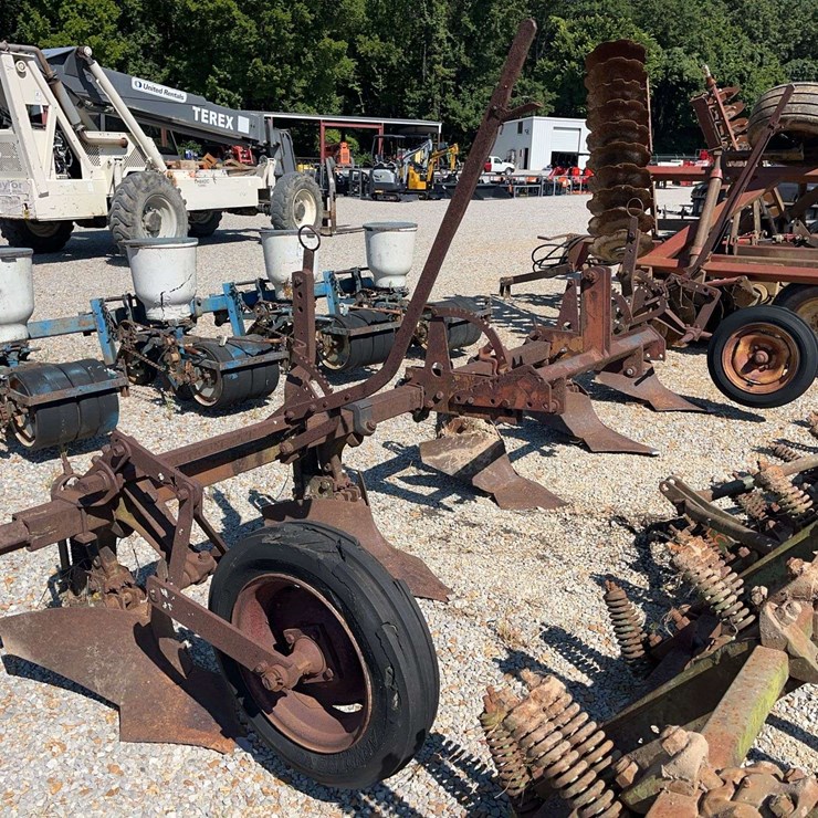 4 Row 3Pt Buster with Gauge Wheels