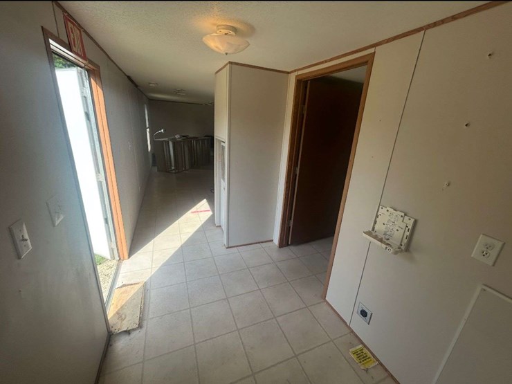 2005-fleetwood-14-x-60-mobile-home-image-9