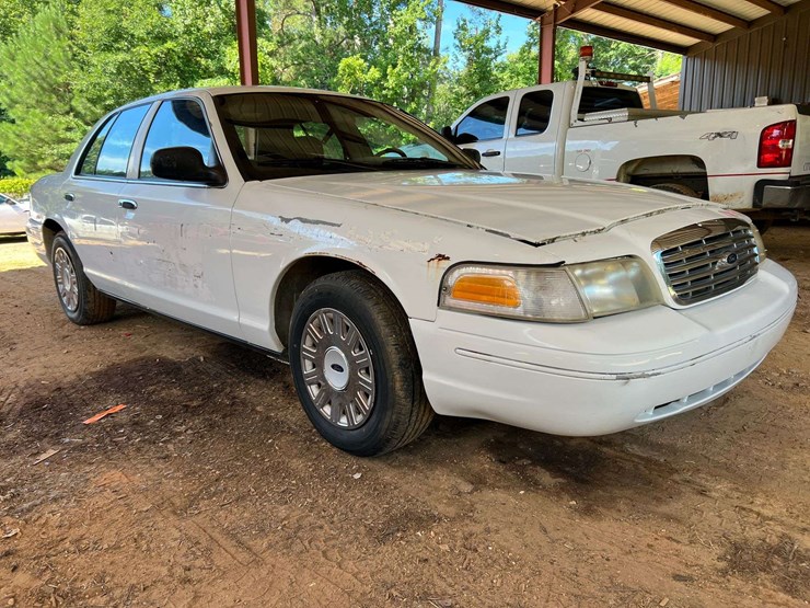 2004-ford-crown-vic-(211,135-miles)-image-4