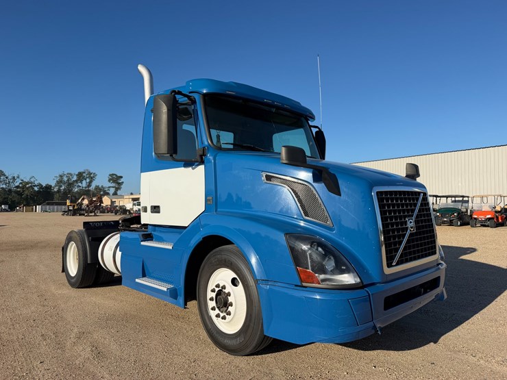 2015-volvo-vnl42t300-image-1