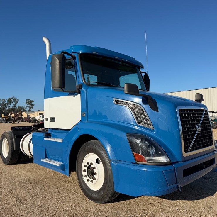 2015 VOLVO VNL42T300