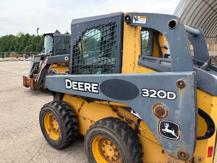 deere-320d-image-7