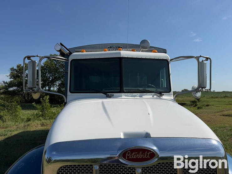 2005-peterbilt-335-image-19