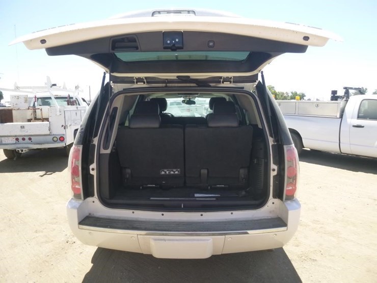 2011-gmc-yukon-denali-image-24