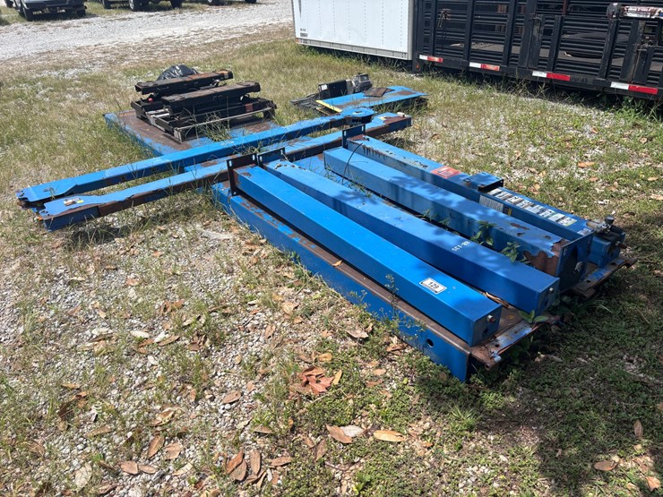 #129-•-12k-vehicle-lift-image-2