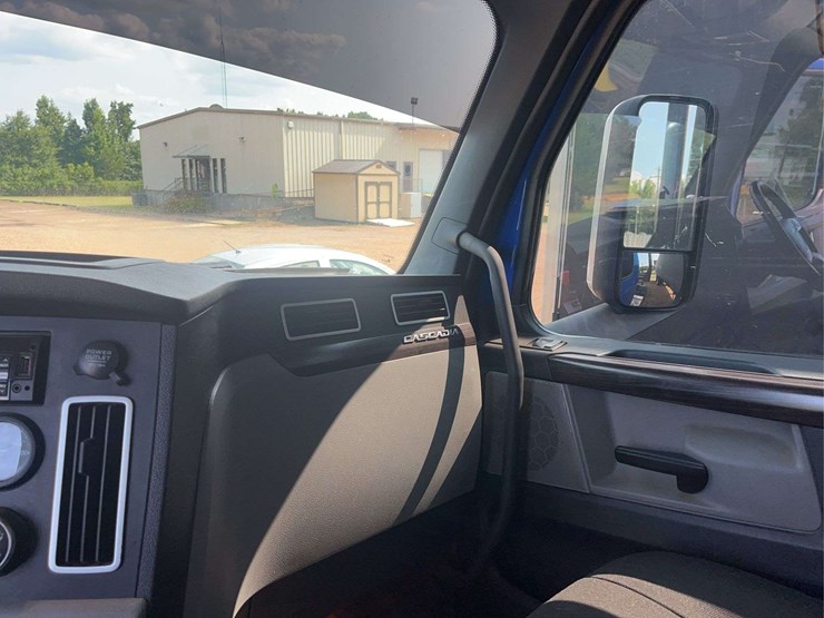 2021-freightliner-cascadia-truck-image-25