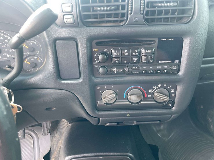 2002-chevrolet-s10-image-13