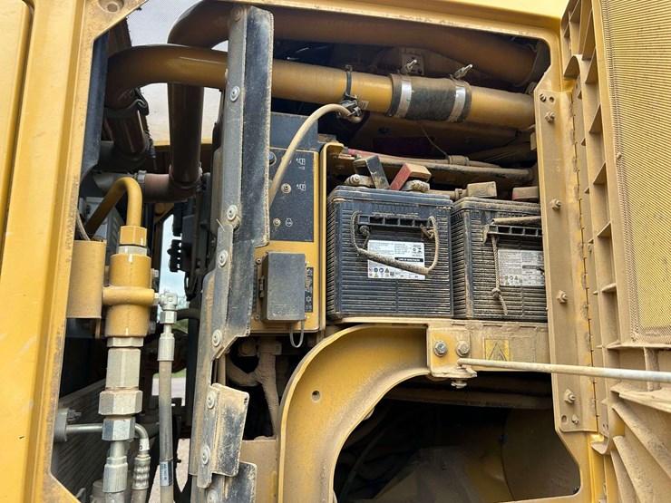 2020-caterpillar-140-image-39
