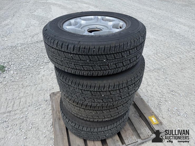 general-grabber-lt275/65r18-tires-on-8-bolt-ford-rims-image-2