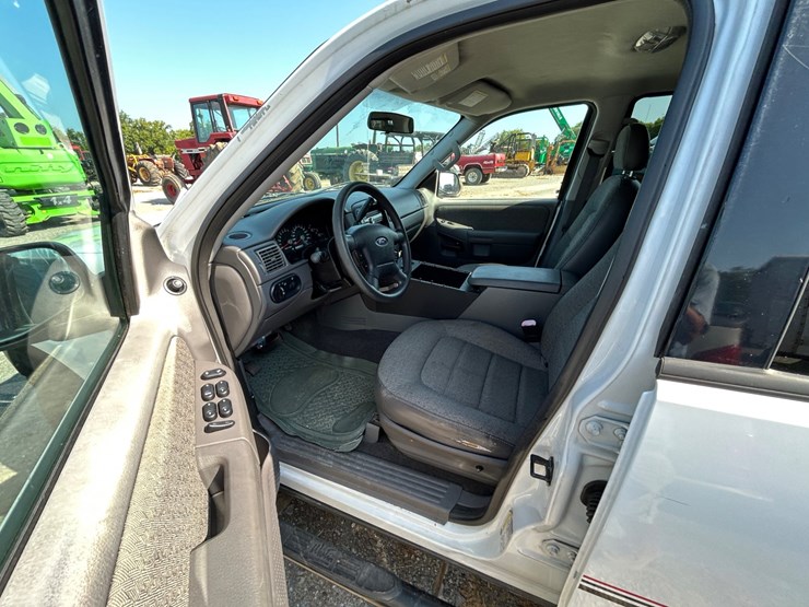 2005-ford-explorer-image-10