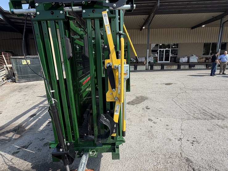 new/unused-arrowquip-heeler-75c-portable-corral,-chute-and-alley-image-27