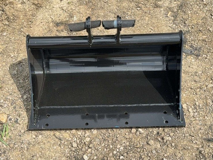 22”-w-mini-excavator-mud-bucket---model-zl-11-image-1