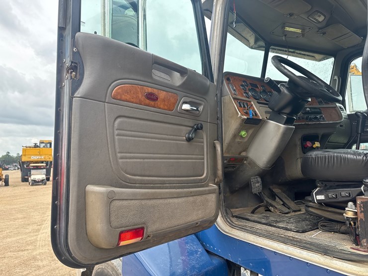 2006-peterbilt-385-image-18