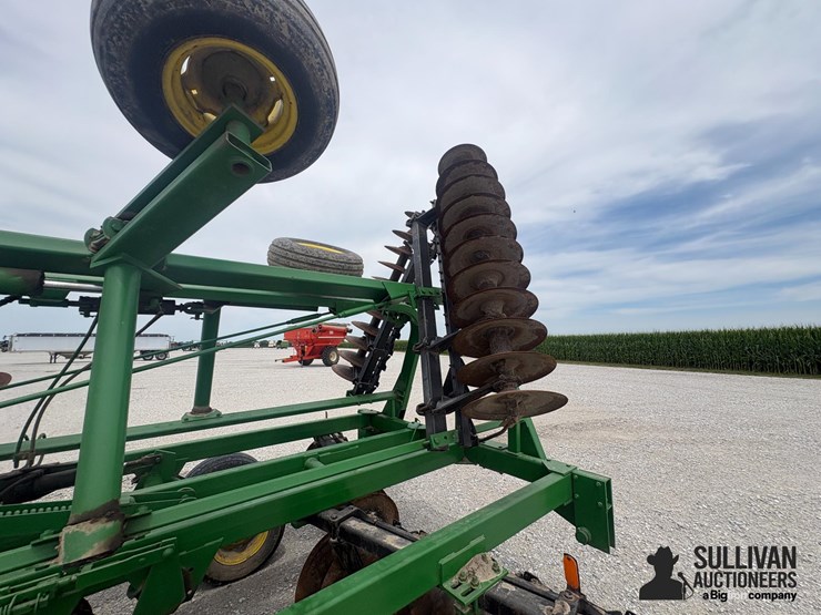 john-deere-235-image-12