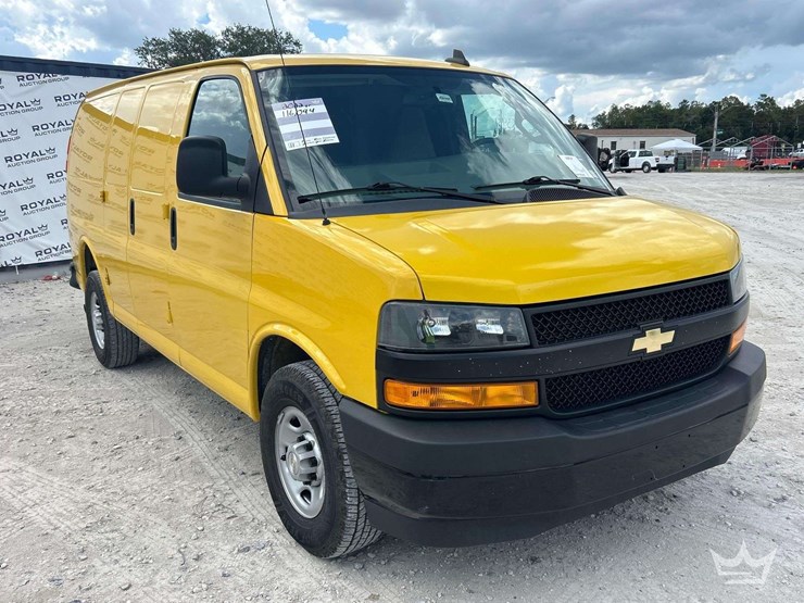2022-chevrolet-express-2500-image-2