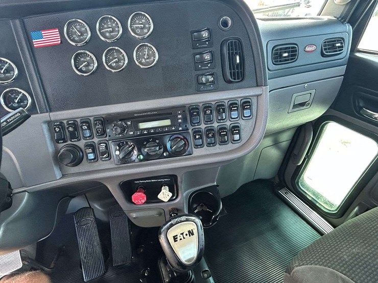 2010-peterbilt-386-image-40