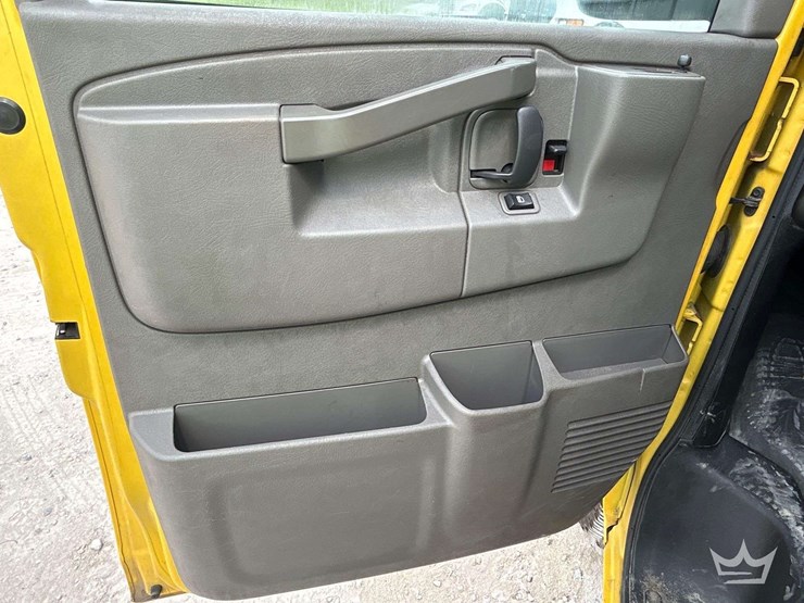2022-chevrolet-express-2500-image-13