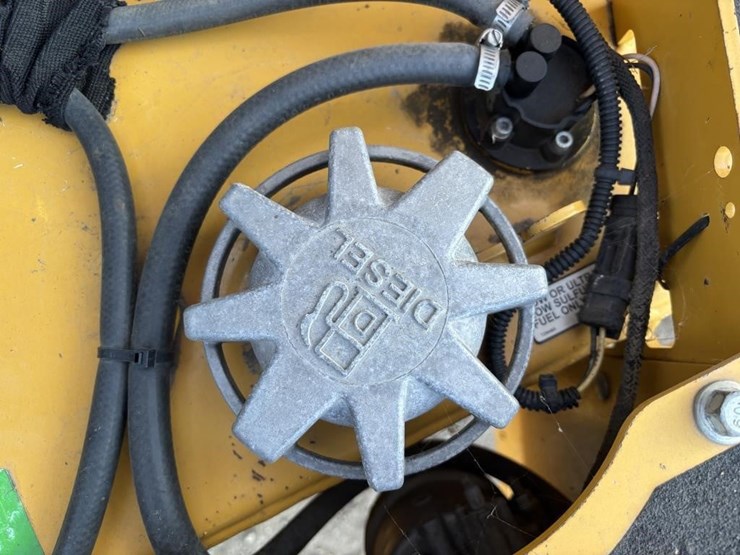 2020-deere-210l-image-44