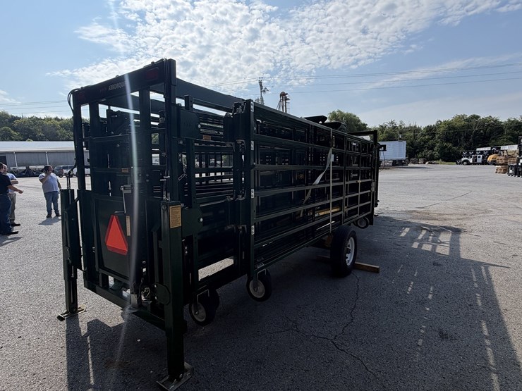 new/unused-arrowquip-heeler-75c-portable-corral,-chute-and-alley-image-5