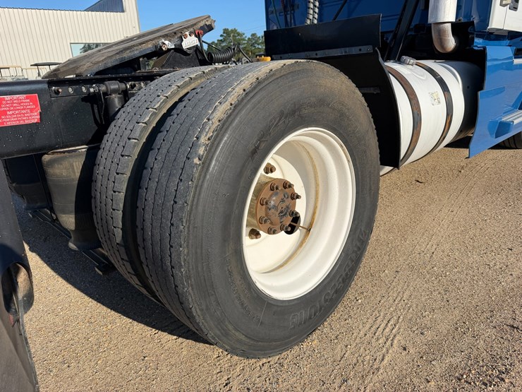 2015-volvo-vnl42t300-image-5