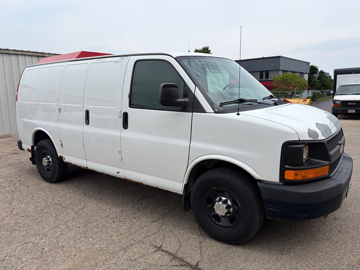 #8371-•-2011-chevrolet-cargo-van-(has-wi-title)-image-3