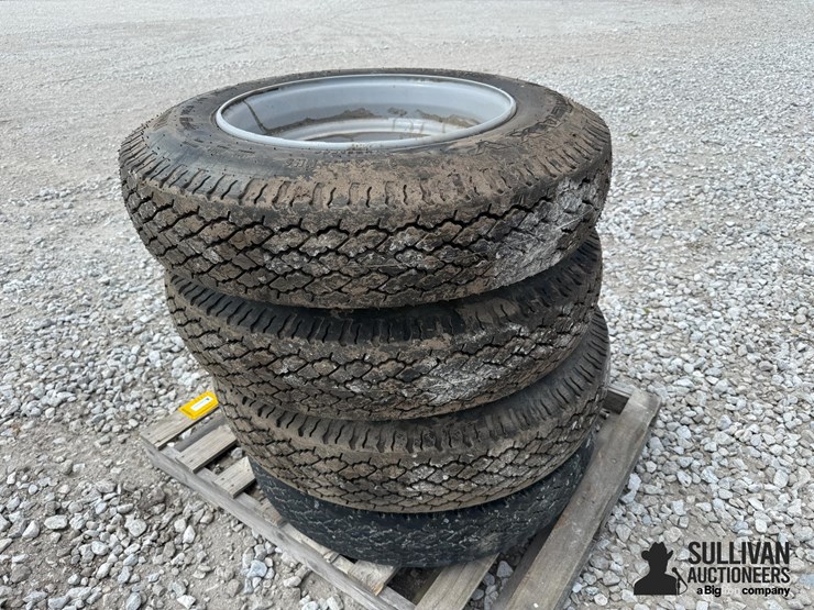 galaxy-9-22.5-tires-on-kinze-8-bolt-wheels-(bid-per-unit)-image-4
