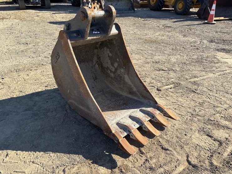 24"-central-fabricators-backhoe-bucket-image-2