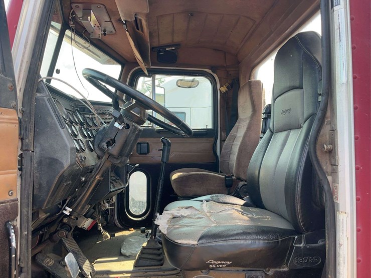 2000-peterbilt-379-image-18
