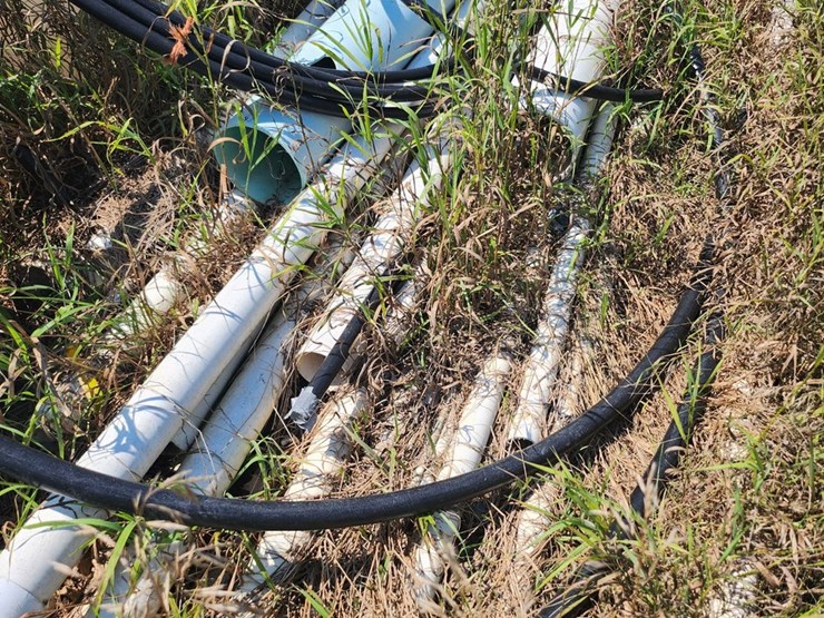 #2824-•-1500-gallon-poly-tank-with-stainless-steel-nitrogen-tank,-waterline-and-pvc-pipe-image-8