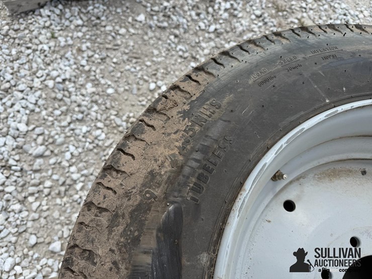 galaxy-9-22.5-tires-on-kinze-8-bolt-wheels-(bid-per-unit)-image-7
