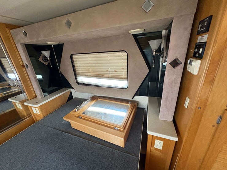 2003-freightliner-xc-fleetwood-revolution-diesel-pusher-motor-home-(65,650-miles)-image-35