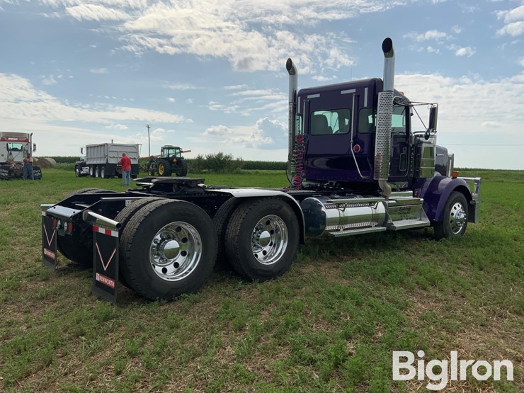 2025-kenworth-w900-image-5